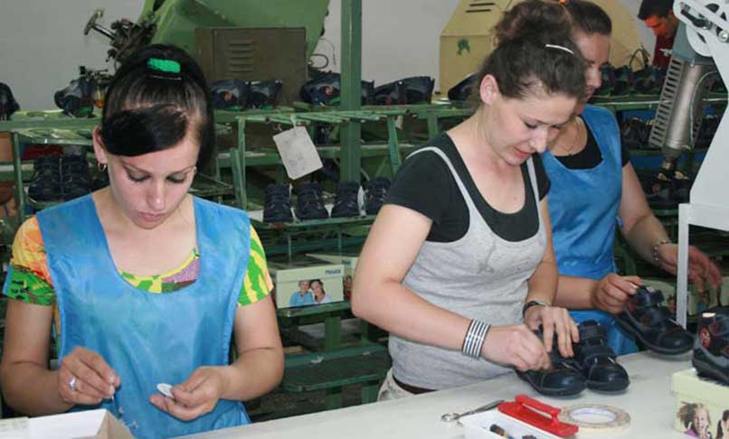 Albanian-youth-in-shoe-factory_0