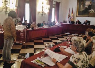 El conflicto de Aldea Moret se enquista en el pleno