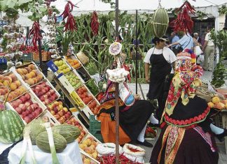 Artesanía, color y música en el Martes Mayor