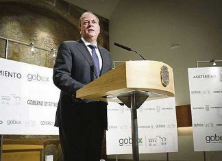 Monago planta cara al Gobierno y amplía la reforma fiscal