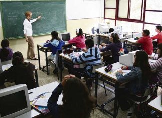 1.300 plazas de profesores menos en cuatro años