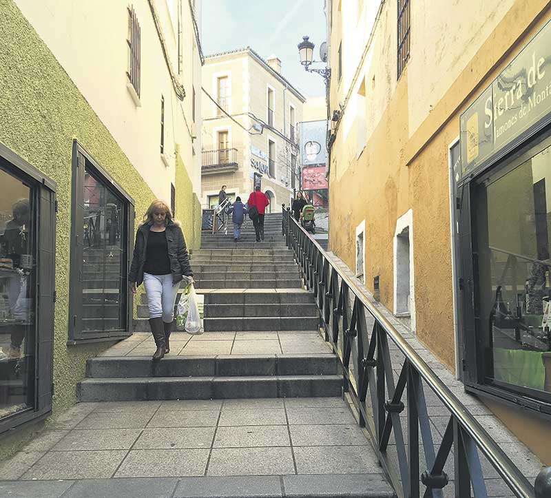 Calle Alzapiernas, donde se proyecta instalar unas escaleras mecánicas con cargo a loa Fondos Europeos