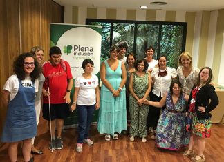 Personas con discapacidad intelectual hacen de periodistas en una jornada de Plena Inclusión