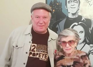 La madre de Alaska visita la Expoparty 2017, dedicada a su hija, y se interesa por adquirir tres de las obras