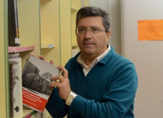 Presentación del libro ‘Un siglo de historia de la Guardia civil en Extremadura’, de García Carrero, en la Biblioteca