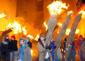 ‘Los Escobazos’ vuelven a convertir el fuego en celebración, este jueves en Jarandilla