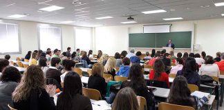 La delegación del Gobierno y la Universidad de Extremadura acuerdan que los estudiantes puedan volver a casa