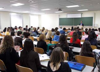 La delegación del Gobierno y la Universidad de Extremadura acuerdan que los estudiantes puedan volver a casa