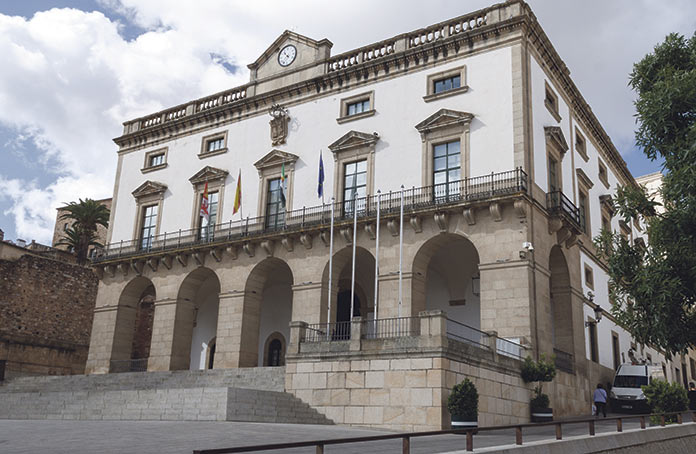 Pactos en el Ayuntamiento de Cáceres