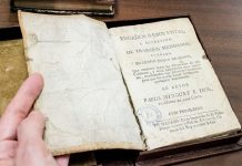 Libros históricos restaurados en la Biblioteca Pública