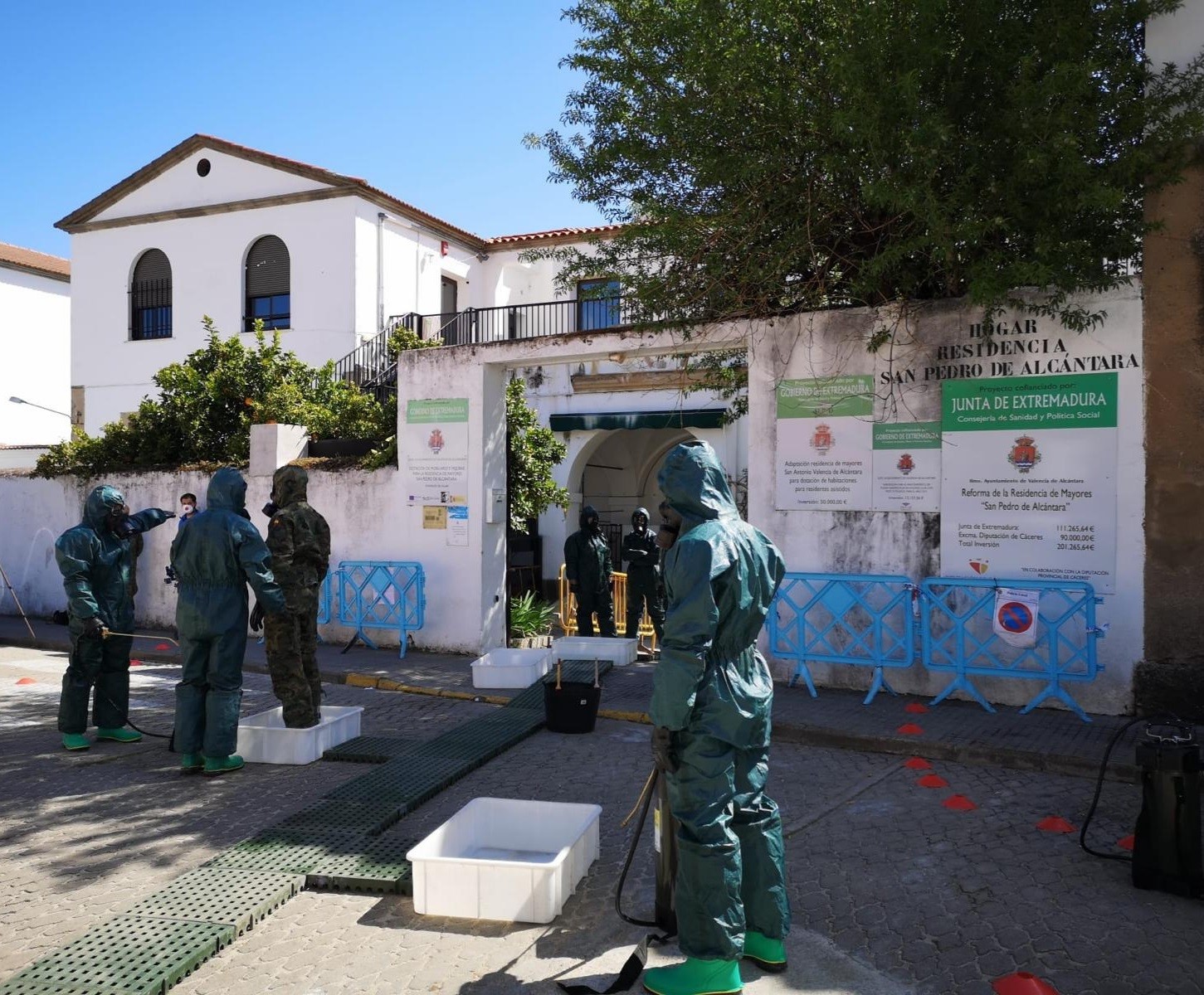 Coronavirus.- El Ejército desinfecta la residencia de ancianos de Villa del Campo y otros espacios de Extremadura