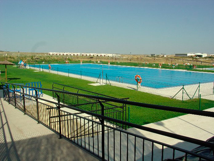 Un acomodador para la nueva normalidad de las piscinas de Cáceres