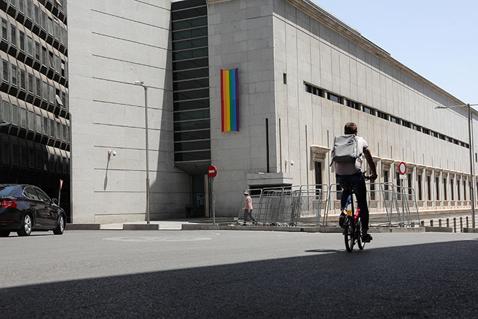 El arcoíris brilla en la fachada del senado para celebrar el Orgullo 2020