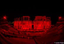 El Teatro Romano se viste de rojo para para mostrar su apoyo a la cultura