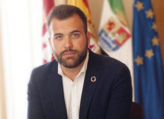 El alcalde de Cáceres, Luis Salaya, da el visto bueno a la cancelación del Plan de Navidad