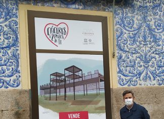 Los escaparates vacíos brillan con ilustraciones de diferentes puntos de Cáceres