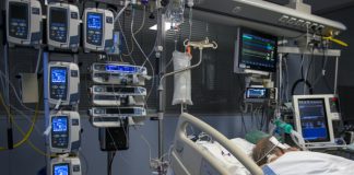 Extremadura vuelve a superar el millar de contagios y lamenta 10 víctimas mortales