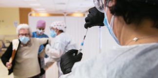 El Consejo de Médicos de Extremadura solicita "priorizar y acelerar" la vacunación a los médicos asistenciales