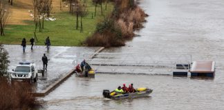Tres fallecidos al volcar una barca en Badajoz