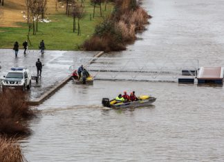 Tres fallecidos al volcar una barca en Badajoz