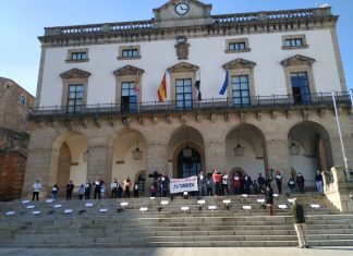 El sector hostelero protesta en el Ayuntamiento de Cáceres para pedir soluciones a sus pérdidas El sector hostelero protesta en el Ayuntamiento de Cáceres para pedir soluciones a sus pérdidas