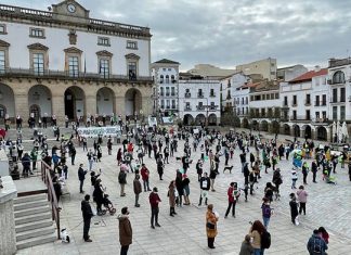 Salvemos la Montaña representa su No a la mina en la Plaza Mayor