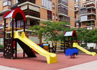 Los parques infantiles de Cáceres continúan cerrados Los parques infantiles de Cáceres continúan cerrados
