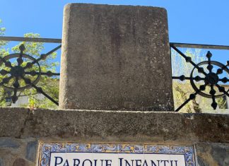 El parque de Gloria Fuertes en Cáceres ya cuenta con placa de azulejos