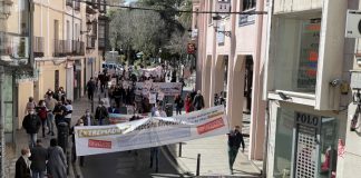 Más de un centenar de feriantes protestan en Cáceres