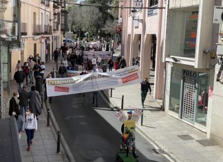 Más de un centenar de feriantes protestan en Cáceres