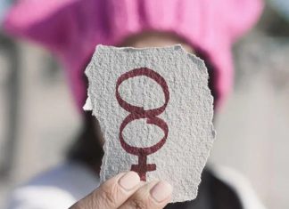 El Ayuntamiento de Cáceres se suma a la balconada feminista