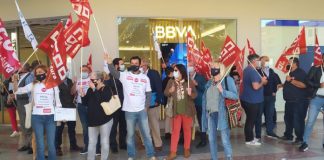 La plantilla de trabajadores del BBVA de Badajoz muestra su rechazo al ERE