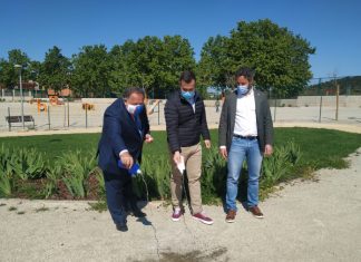 Cáceres reparte 3.000 bolsas para limpiar la orina de los perros