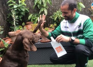 Empieza el reparto de los bidones a los dueños de los perros de Cáceres para limpiar la orina