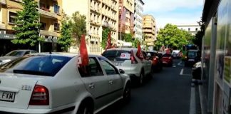 Una manifestación en coche para protestar contra el desmantelamiento de Correos