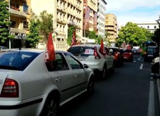 Una manifestación en coche para protestar contra el desmantelamiento de Correos