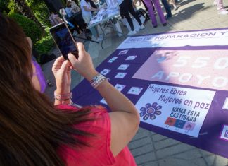 Una concentración en Badajoz muestra su apoyo a Sara, una madre que lleva dos años sin ver a sus hijas