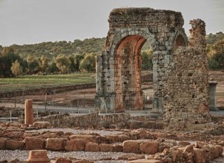 Cáparra y el castillo de Montemolín se rehabilitarán con fondos del Plan Nacional del Xacobeo 2021/22 Cáparra y el castillo de Montemolín se rehabilitarán con fondos del Plan Nacional del Xacobeo 2021/22