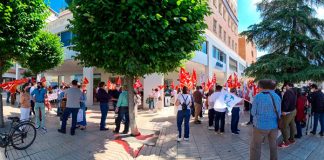 Delegados de CCOO y UGT protestan en Badajoz por el desguace de Correos