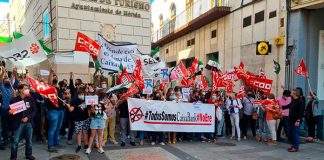 Concentración de trabajadores de CaixaBank para mostrar su rechazo al ERE en Mérida