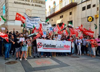 Concentración de trabajadores de CaixaBank para mostrar su rechazo al ERE en Mérida