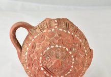 Una cantimplora de cerámica enchinada del siglo XVI, pieza del mes del Museo de Cáceres