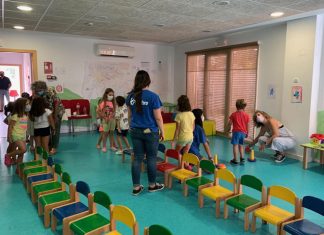 Unos 120 menores disfrutan de los campamentos urbanos del IMAS de Cáceres María José Pulido visita los campamentos IMAS
