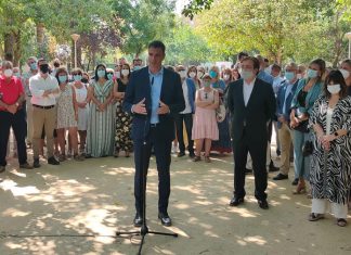 Pedro Sánchez afirma que el AVE «será una realidad el próximo año» Pedro Sánchez, bajo la mirada de Guillermo Fernández Vara, durante su intervención en Navalmoral.