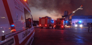bomberos en el incendio en la central hortofrutícola de El Escobar
