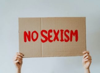 Cáceres distribuye calendarios violetas por los colegios Cáceres distribuye calendarios violetas por los colegios