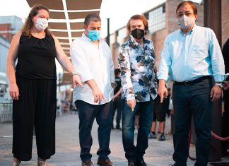 La placa de Raphael ya brilla en el Viam Musicorum de Mérida