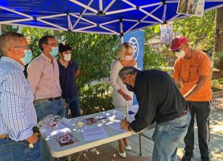El PP de Cáceres recoge firmas contra la subida de impuestos El PP de Cáceres recoge firmas contra la subida de impuestos