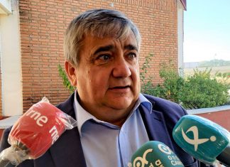 El rector de la UEx sentencia que no usar mascarilla en clase supone la expulsión del alumno El rector de la UEx sentencia que no usar mascarilla en clase supone la expulsión del alumno