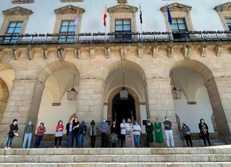 Cáceres guarda un minuto de silencio por las víctimas de violencia machista Cáceres guarda un minuto de silencio por las víctimas de violencia machista